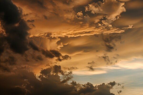 Le nuvole oscurano il cielo