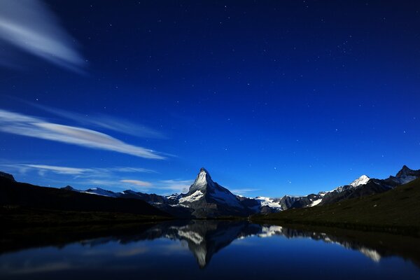 Las montañas de Suiza son especialmente hermosas por la noche