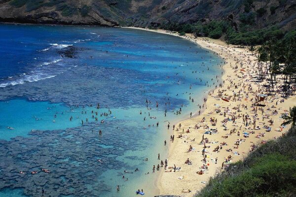 La gente se relaja en la playa