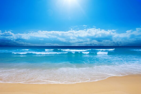 La playa, las olas del mar y el cielo brillante