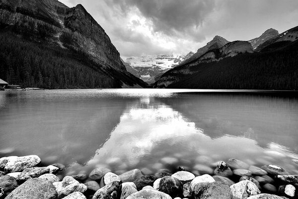 Un village dans les montagnes caché du monde entier derrière le lac