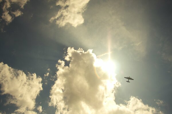 Flugzeug am blauen Himmel mit Wolken