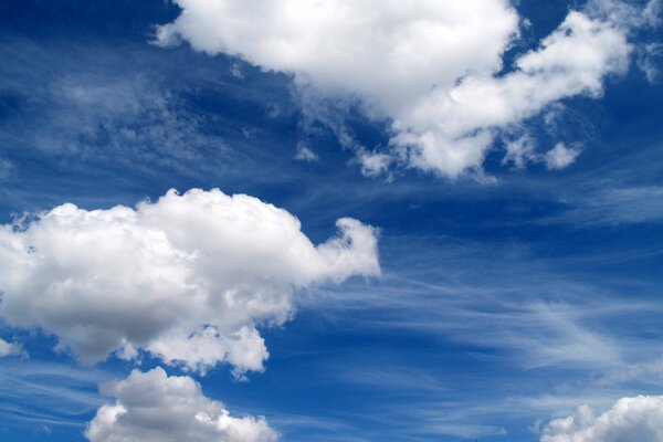 Paysage de ciel bleu et nuages