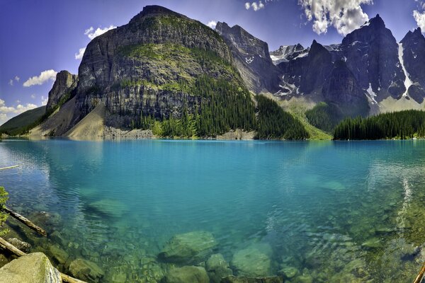 El agua clara del lago en las montañas