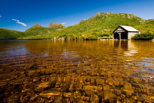 Casa cerca de aguas poco profundas