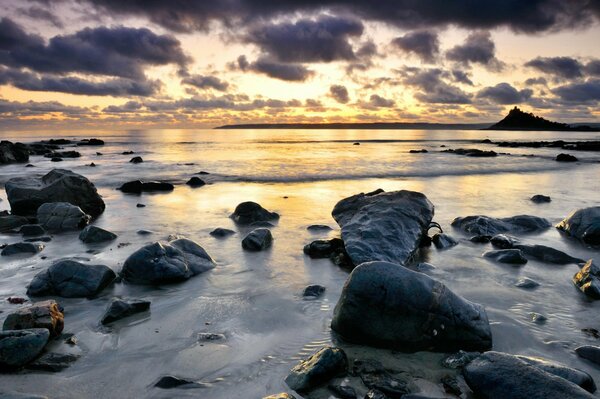 Ocean obmywa kamienie na brzegu