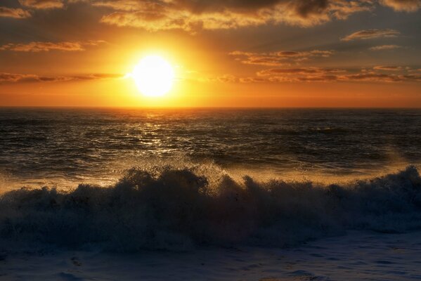 Hermosa puesta de sol en el fondo del mar