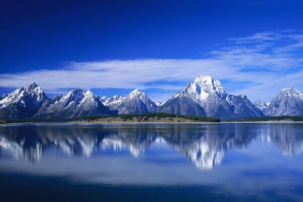 Die Landschaft der Winterberge spiegelt sich im Wasser wider