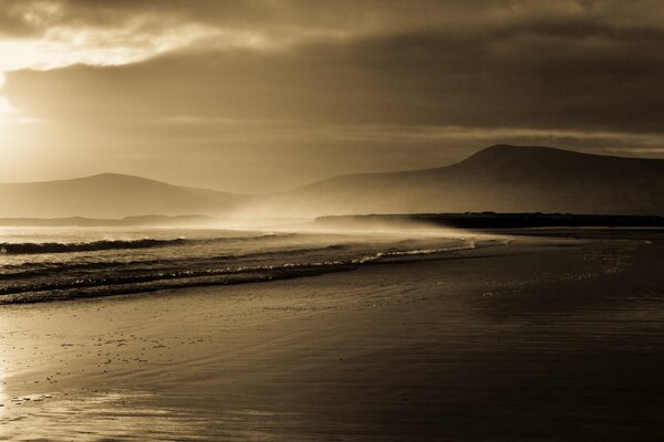 Meereswellen. Sand und Landschaft. In himmlischen Wolken