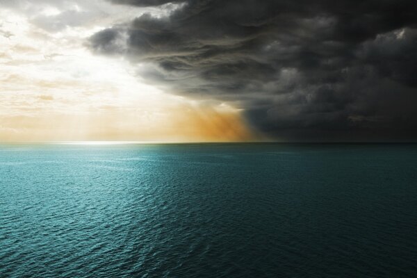 Aspettando una tempesta nel mare blu