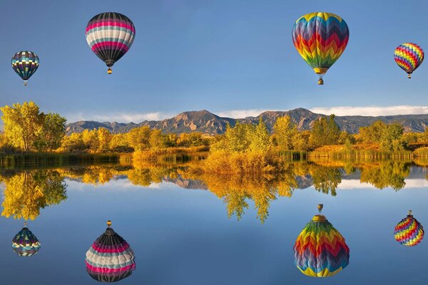 Luftballons auf dem Hintergrund der Berglandschaft