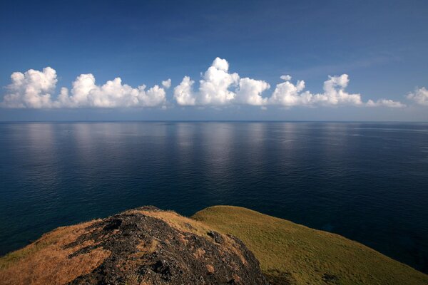 La mer de Taiwan sous le ciel bleu