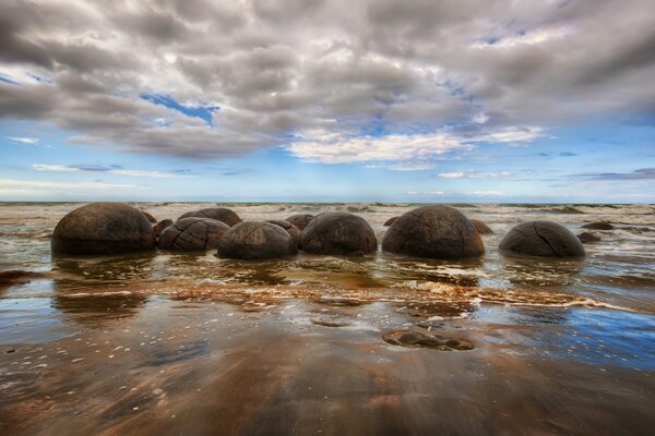 Große dunkle Steine im Meer