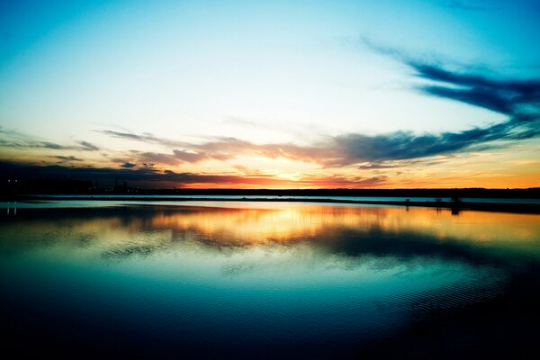 Increíble puesta de sol a orillas del lago de montaña