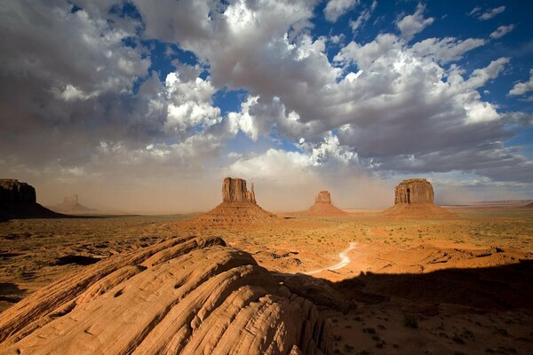 Deserti di pietra sotto fitte nuvole