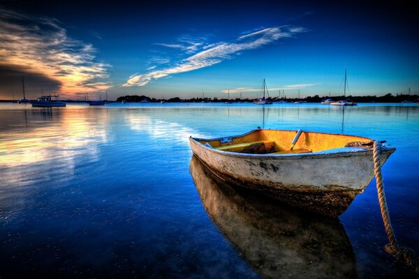 Barco en el von del paisaje marino