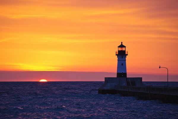 Faro sullo sfondo del tramonto Marino