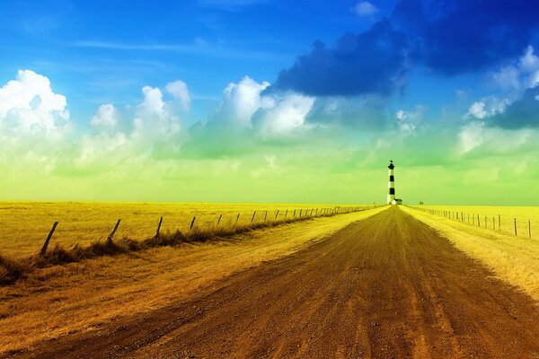 Bel cielo con nuvole sopra il faro