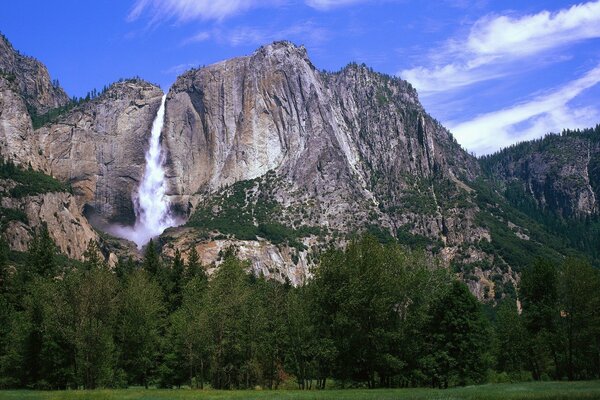 Berg Wasserfall auf hellblauem Himmel Hintergrund