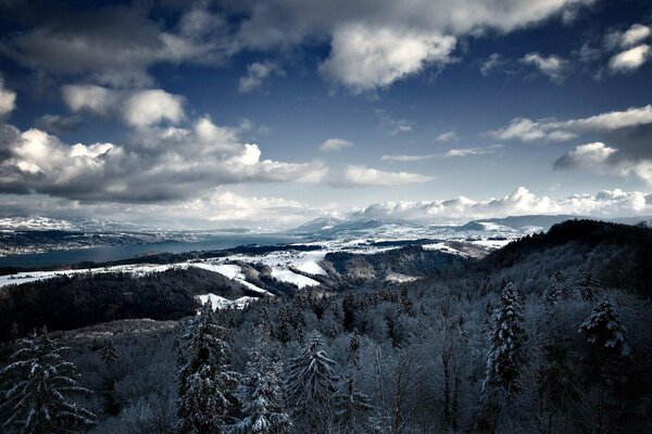 Montagnes d hiver sur fond de ciel