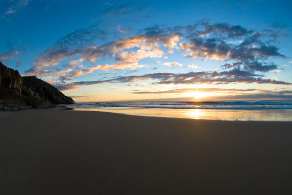 Tramonto sulla spiaggia splendido cielo sopra il mare