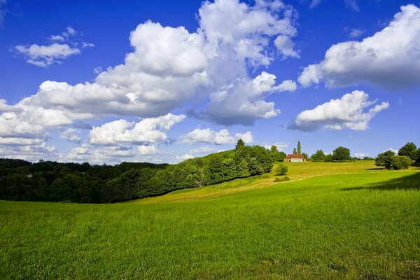 Maison sur un beau champ et un ciel couvert