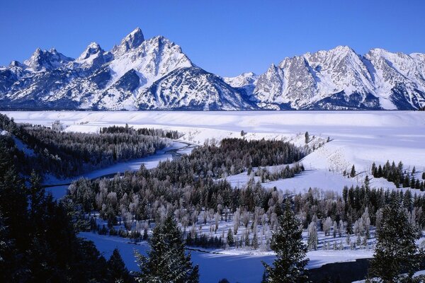 Montagne coperte di neve bianca