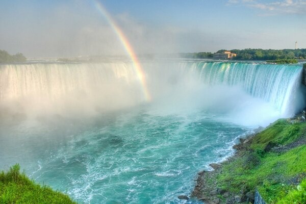 Arco iris sobre una cascada de montaña. paisaje