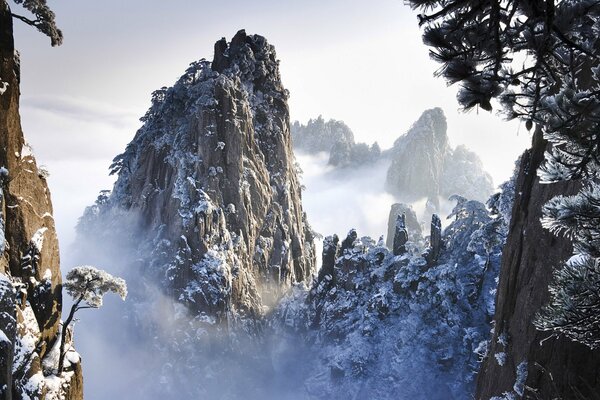 Verschneite Klippen in den Bergen Chinas