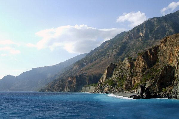 Falaises extraordinaires avec la mer bleue