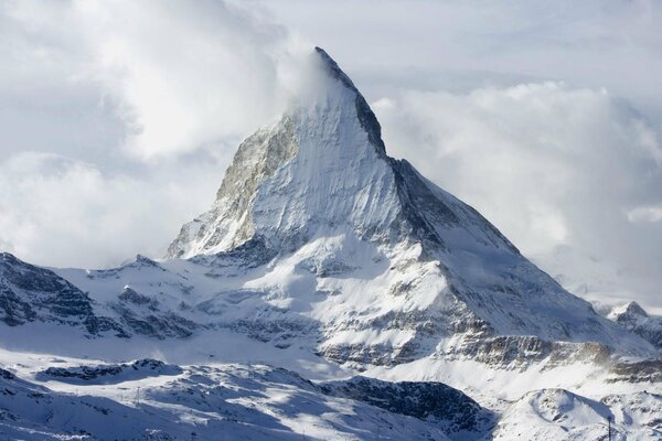 Berge in den Wolken. Winterlandschaft