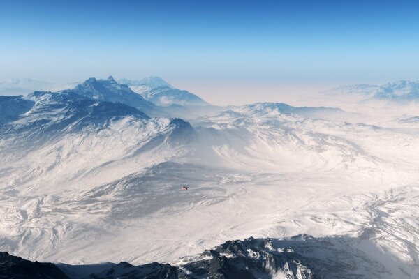 Blick auf die schneebedeckten Berge aus der Vogelperspektive