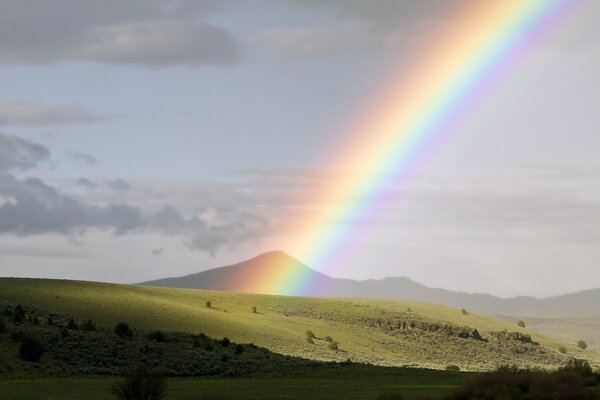 Arcobaleno sopra i campi in Origone