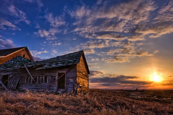 Altes Haus vor dem Hintergrund des Sonnenuntergangs