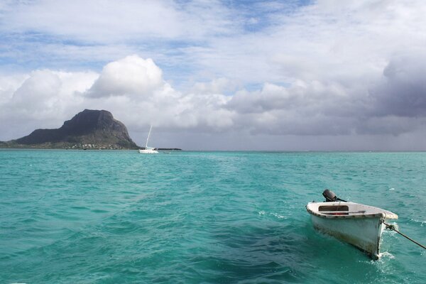 Rocas, mar, cielo y barco