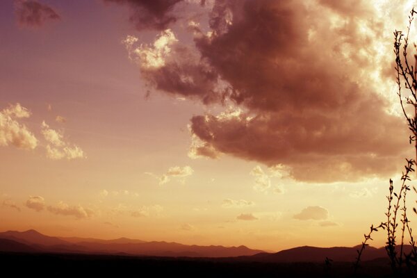 Nube esponjosa en el cielo