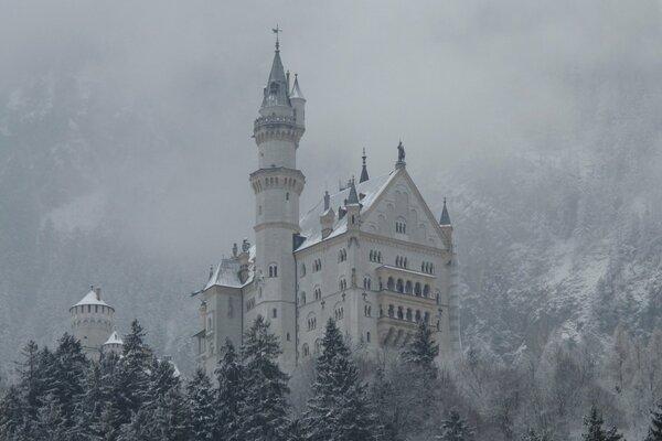 Eine eisige Burg, die von schneebedeckten Bergen umhüllt ist