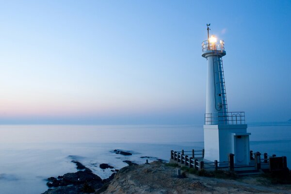 Ein einsamer Leuchtturm steht am Meer