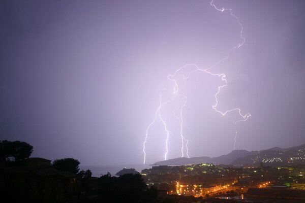 I fulmini brillano sopra la città