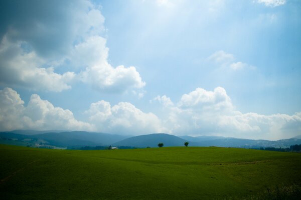 Le ciel bleu s étend sur les collines