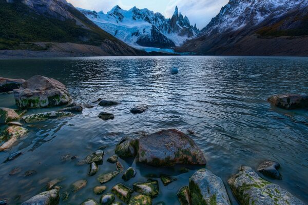 Lac de montagne avec des pierres