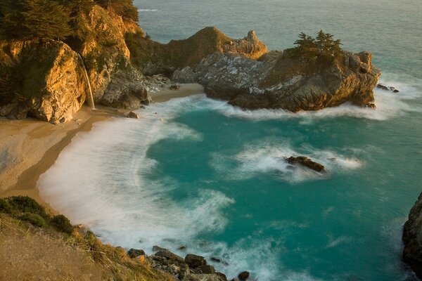 Onde che corrono sulla spiaggia di sabbia