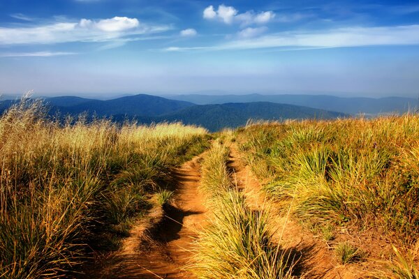 Camino de tierra en terreno montañoso