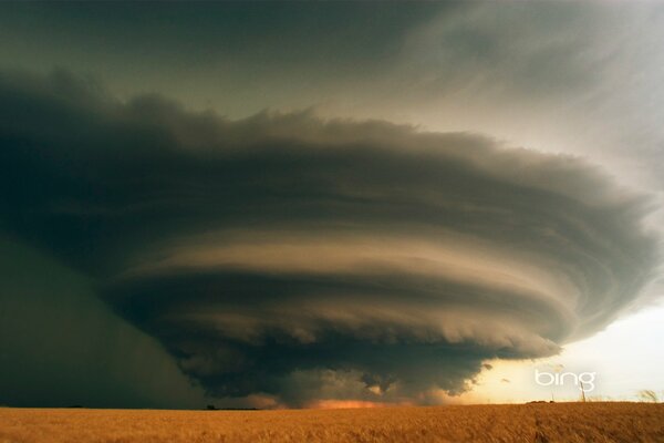 Ein drohendes Gewitter im Feld. Gewitterwirbel