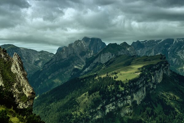 Blick auf die Schönheit der Natur der Berge aus der Vogelperspektive