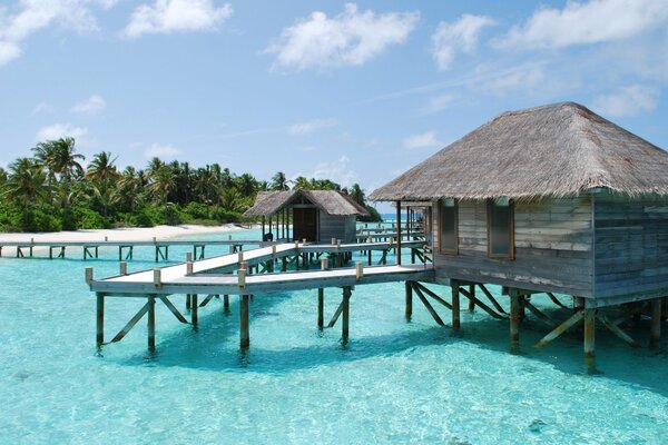 Sommerhaus über dem azurblauen Meer