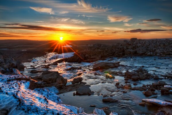 Abendlandschaft Sonnenuntergang über dem Fluss