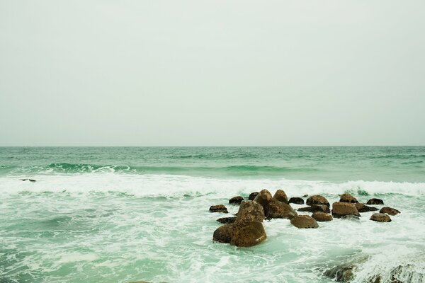 Le onde che si infrangono sulle rocce portano molti spruzzi