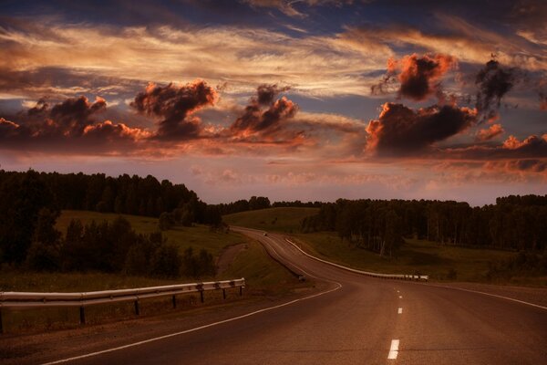 La route avec le ciel pourpre et l horizon visible