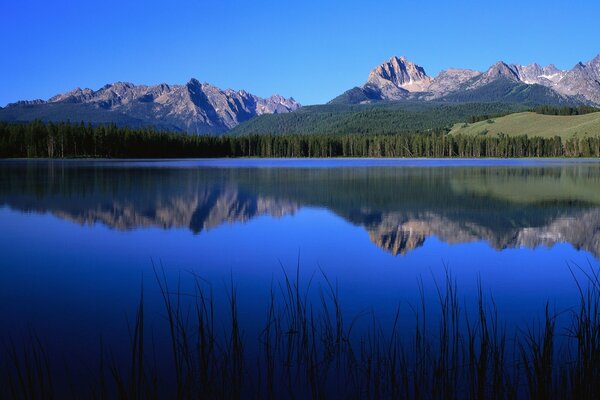 Lac bleu dans lequel les montagnes se reflètent